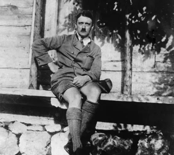 مضحکانه‌ترین عکس‌های هیتلر که ابهت او را زیر سوال می‌برد