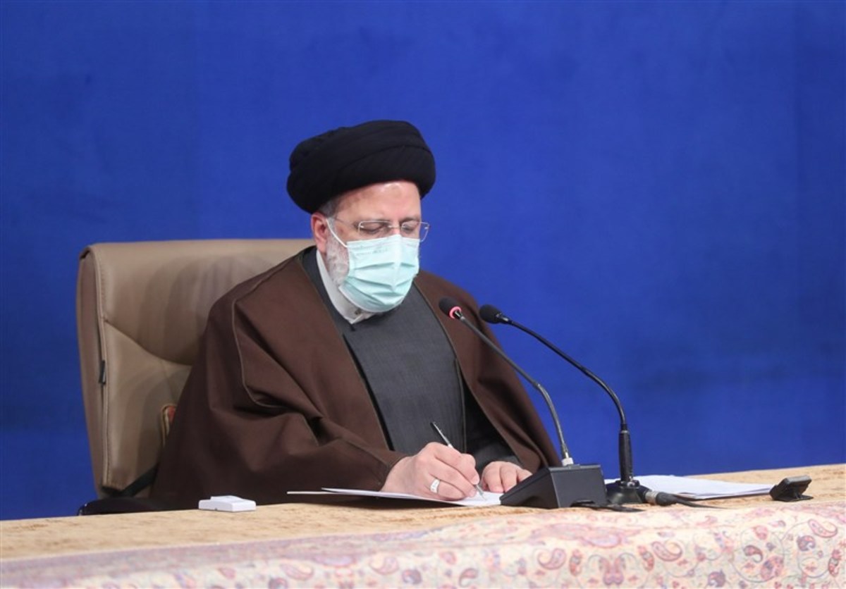 رئیس‌جمهور: دولت به‌دنبال کاهش نقدینگی و تورّم در کشور است/ تأکید رئیسی بر فعال‌شدن واحد‌های صنعتی نیمه‌کاره و تحول در بورس