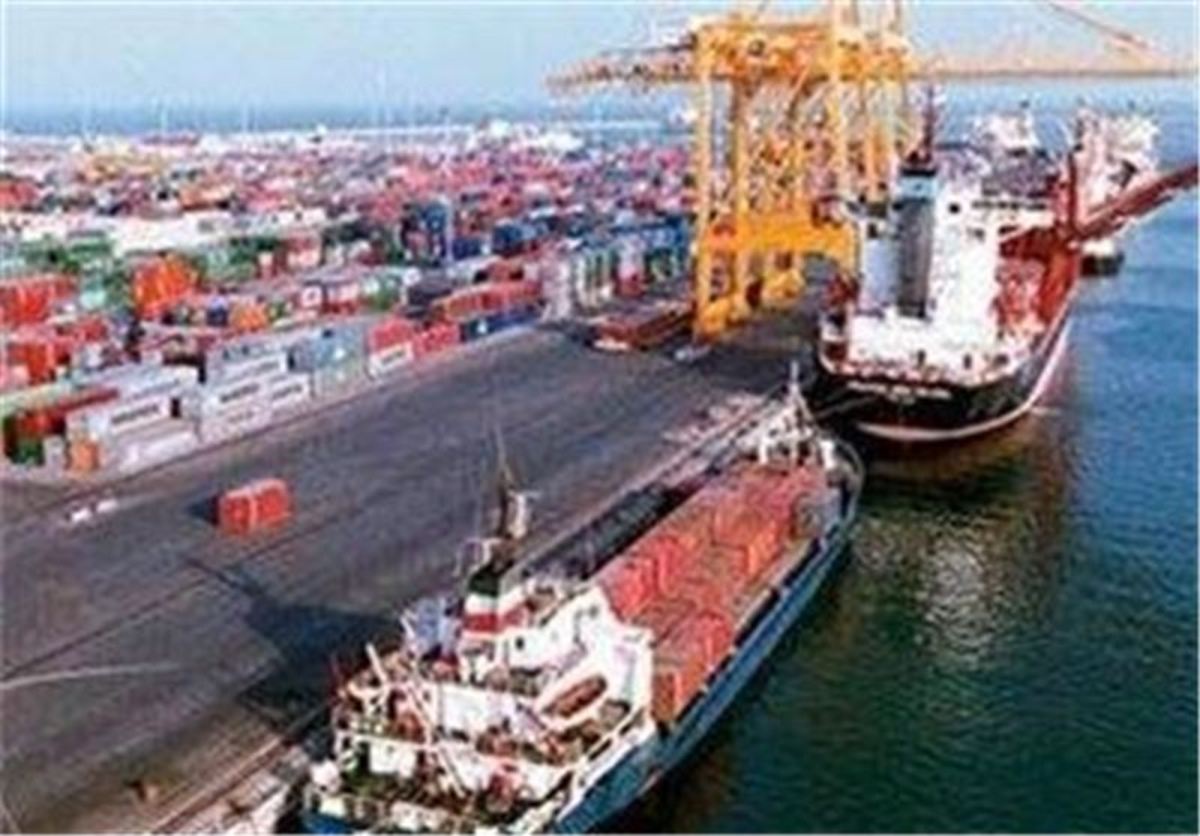 پهلوگیری کشتی اقیانوس‌پیما حامل گندم در بندر شهید رجایی