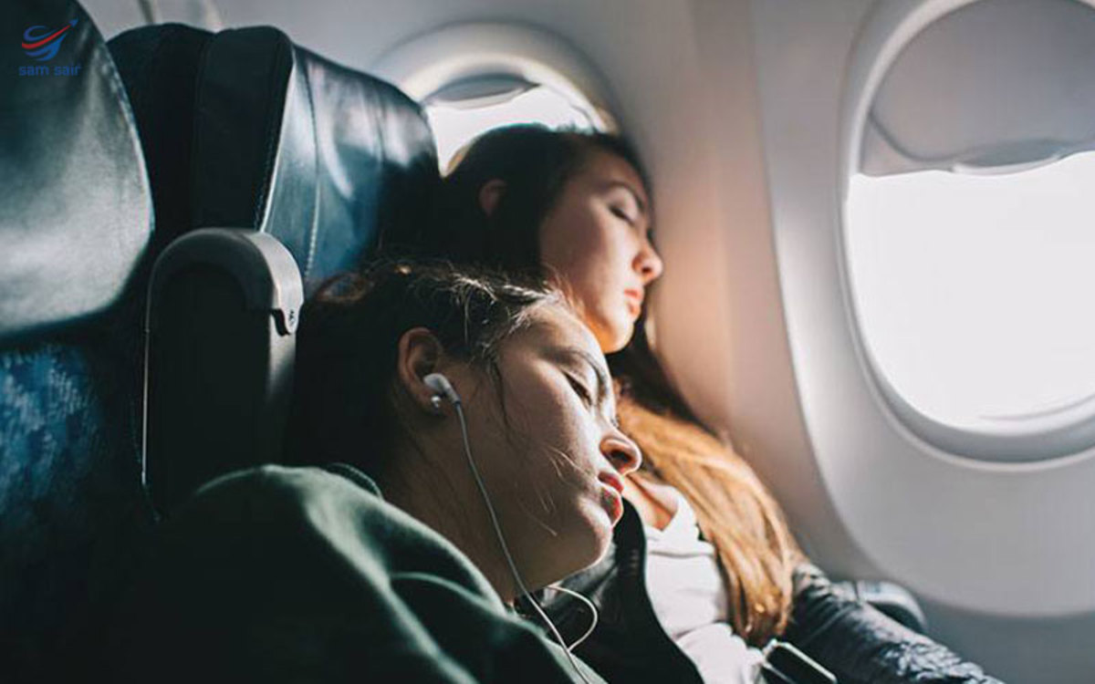 بدترین حالت خوابیدن در هواپیما