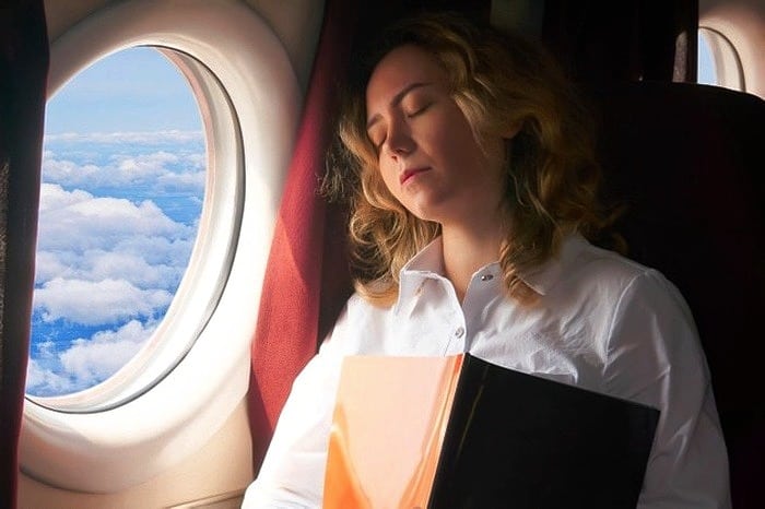 بدترین حالت خوابیدن در هواپیما