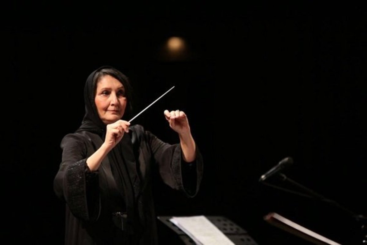 بانوی سیاهپوش موسیقی در حضور تماشاگران روی صحنه رفت
