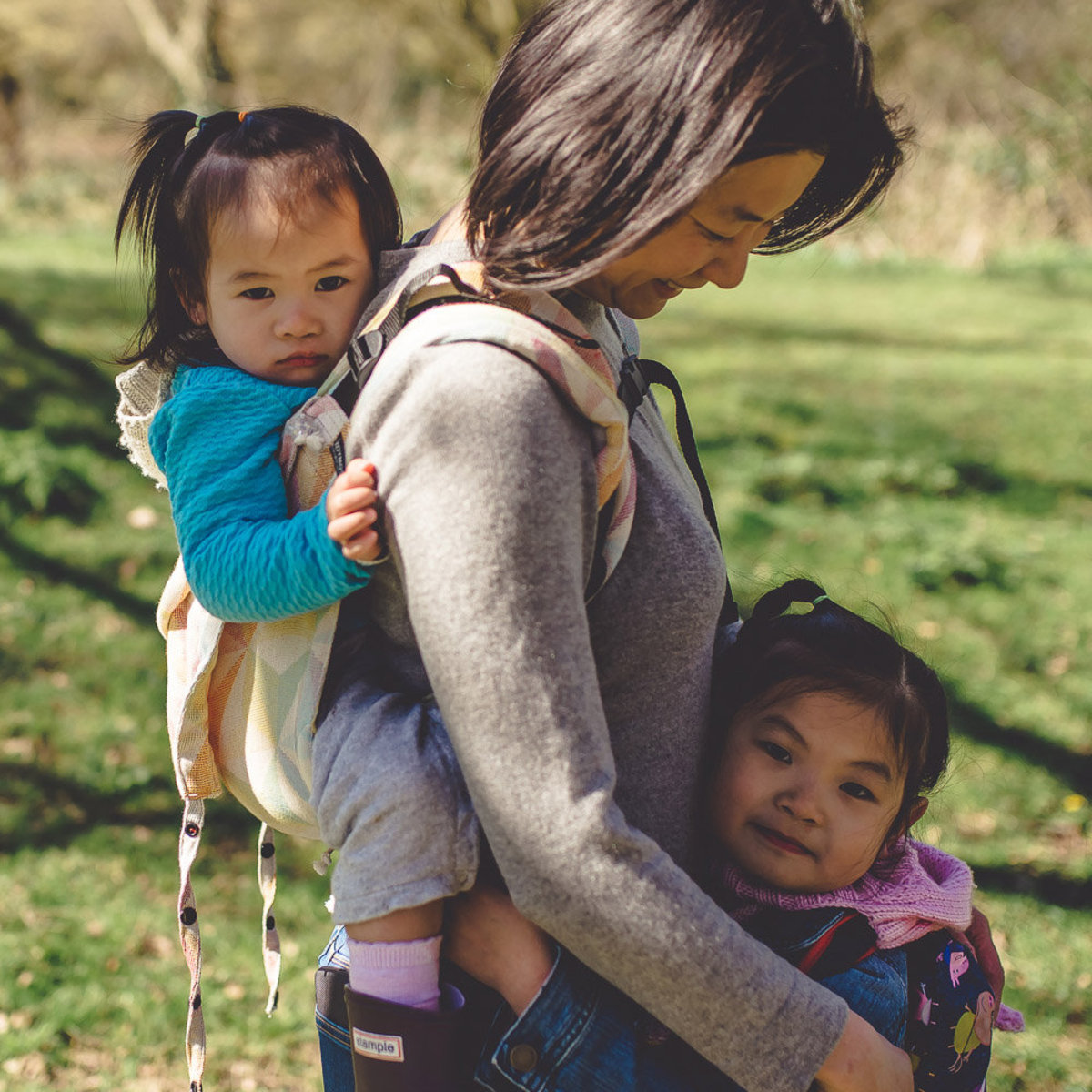 چرا مادران ژاپنی به جای استفاده از  کالسکه ترجیح می‌دهند فرزندان خود را حمل کنند؟