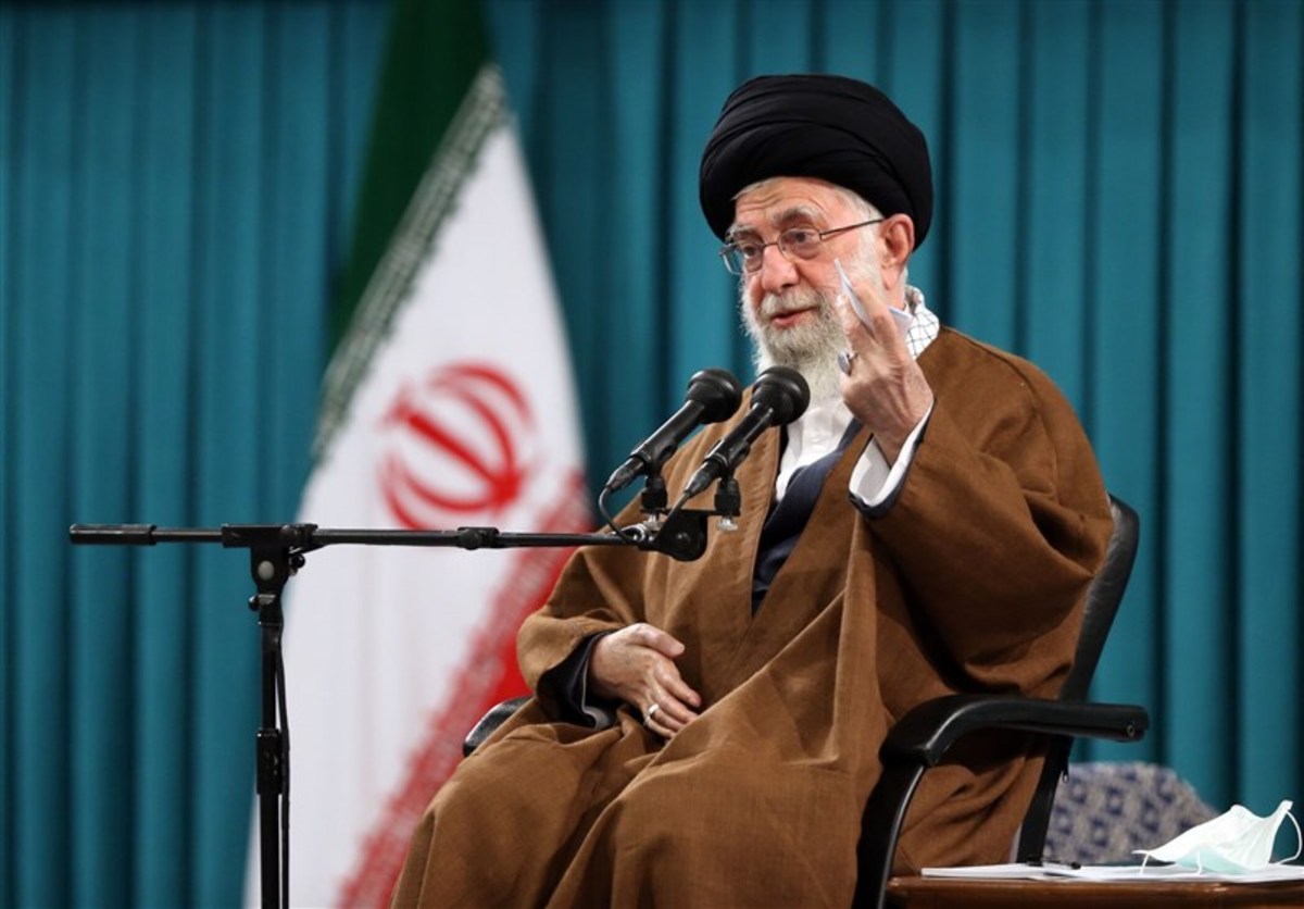 امام خامنه‌ای: با دخالت دولت در فعالیت‌های اقتصادی موافق نیستم