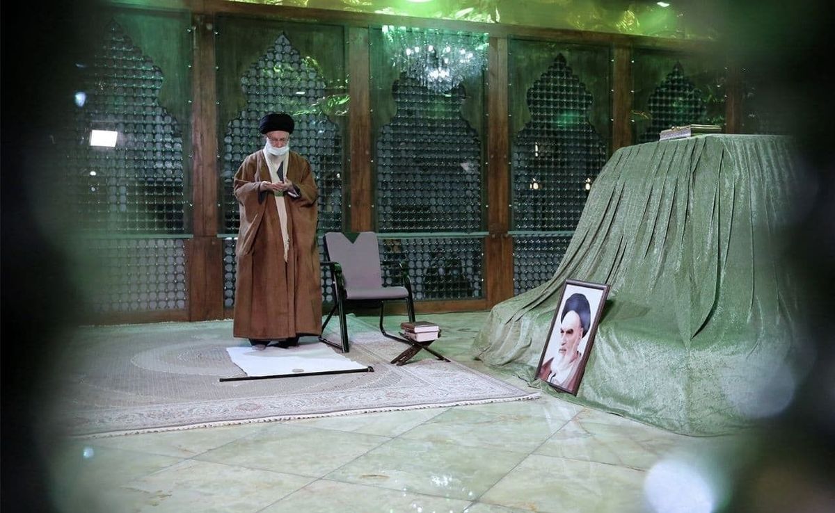 حضور رهبر انقلاب در مرقد مطهر امام راحل و گلزار شهدای بهشت زهرا