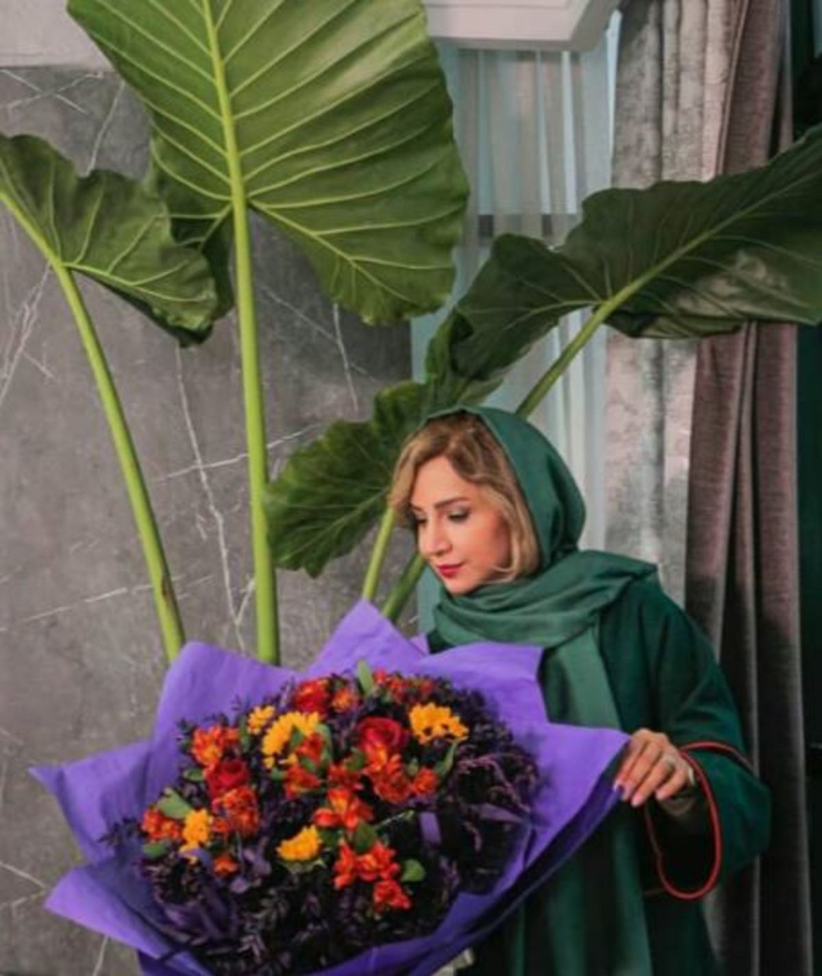 عکس متفاوت شبنم قلی خانی با دست گل بسیار بزرگش ! عکس متفاوت شبنم قلی خانی با دست گل بسیار بزرگش !