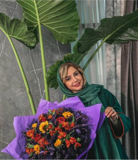 عکس متفاوت شبنم قلی خانی با دست گل بسیار بزرگش ! عکس متفاوت شبنم قلی خانی با دست گل بسیار بزرگش !