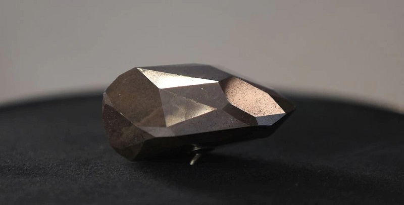 الماس سیاه ۷ میلیون دلاری که از فضا آمده روی میز مزایده می‌رود