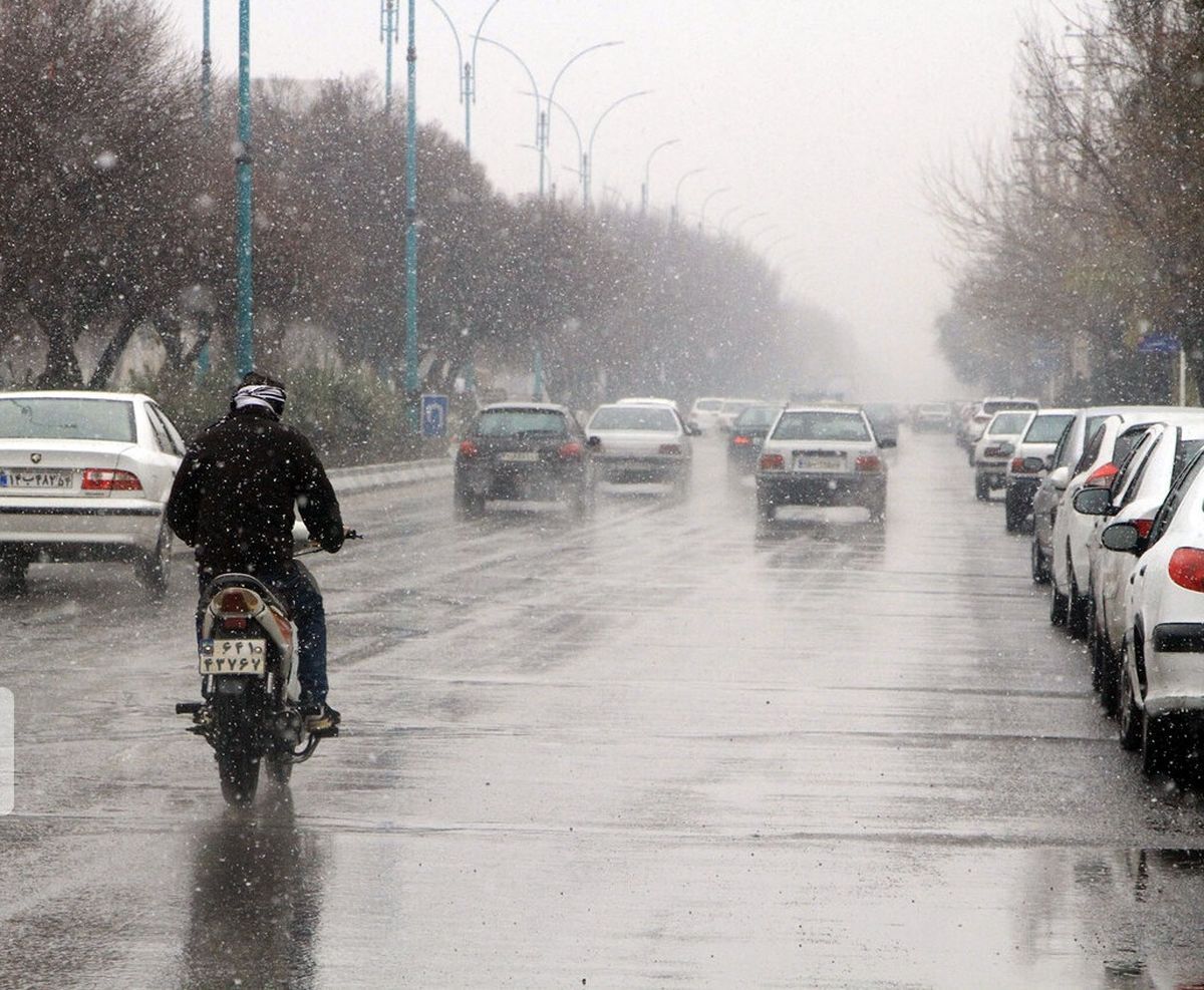 برف و باران و غبار در محور‌های ۲۱ استان کشور