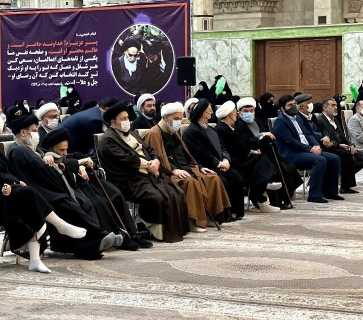 آب به آسیاب دشمنان انقلاب ریختن، از هر کانالی که باشد جنایت و خیانت به انقلاب است