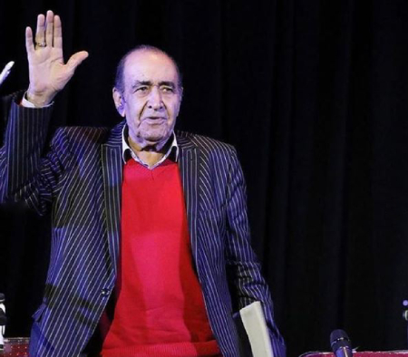 اولین حضور ناگهانی استاد ایرج در تلویزیون بعد از انقلاب: بوسه حامد هممایون بر دستان استاد