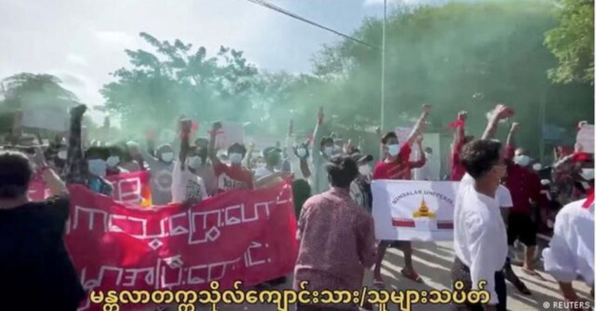 کشته شدن چند جوان معترض میانماری حین فرار به دلیل پرش از یک ساختمان