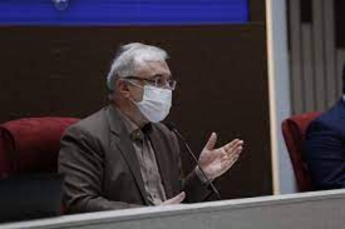 وزیر بهداشت: کرونا یک پدیده صرفا بهداشتی و درمانی نیست