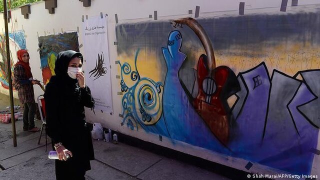 زن افغان که دغدغه‌های مردمش را بر دیوار‌ها نقاشی می‌کند