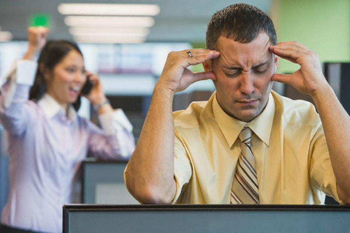 ۴۹ رفتار و عادت اشتباه در محیط کار که همکارانتان را کلافه می‌کند
