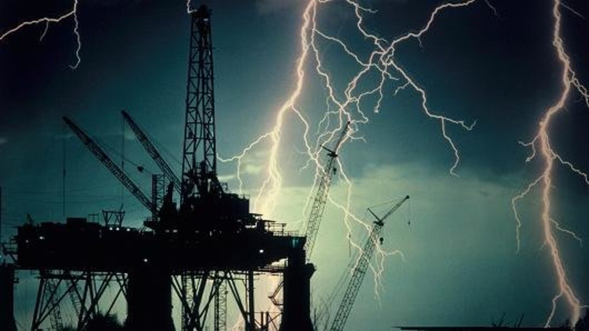 فرار کارکنان سکو‌های نفتی خلیج مکزیکو در آستانه وقوع طوفان