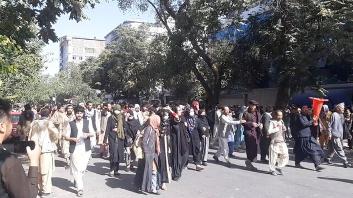 تعطیلی مستمر بانک‌های کابل معترضان افغان را به خیابان کشاند