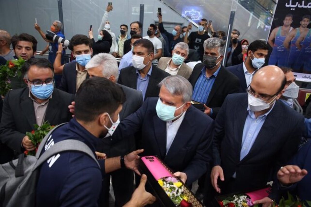 بازگشت تیم ملی کشتی فرنگی به ایران با استقبال مردم و مسئولان ورزش
