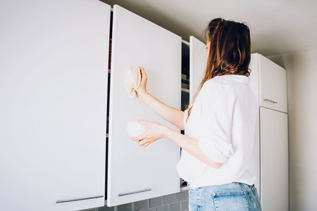 نحوه تمیز کردن کابینت‌های گلاس