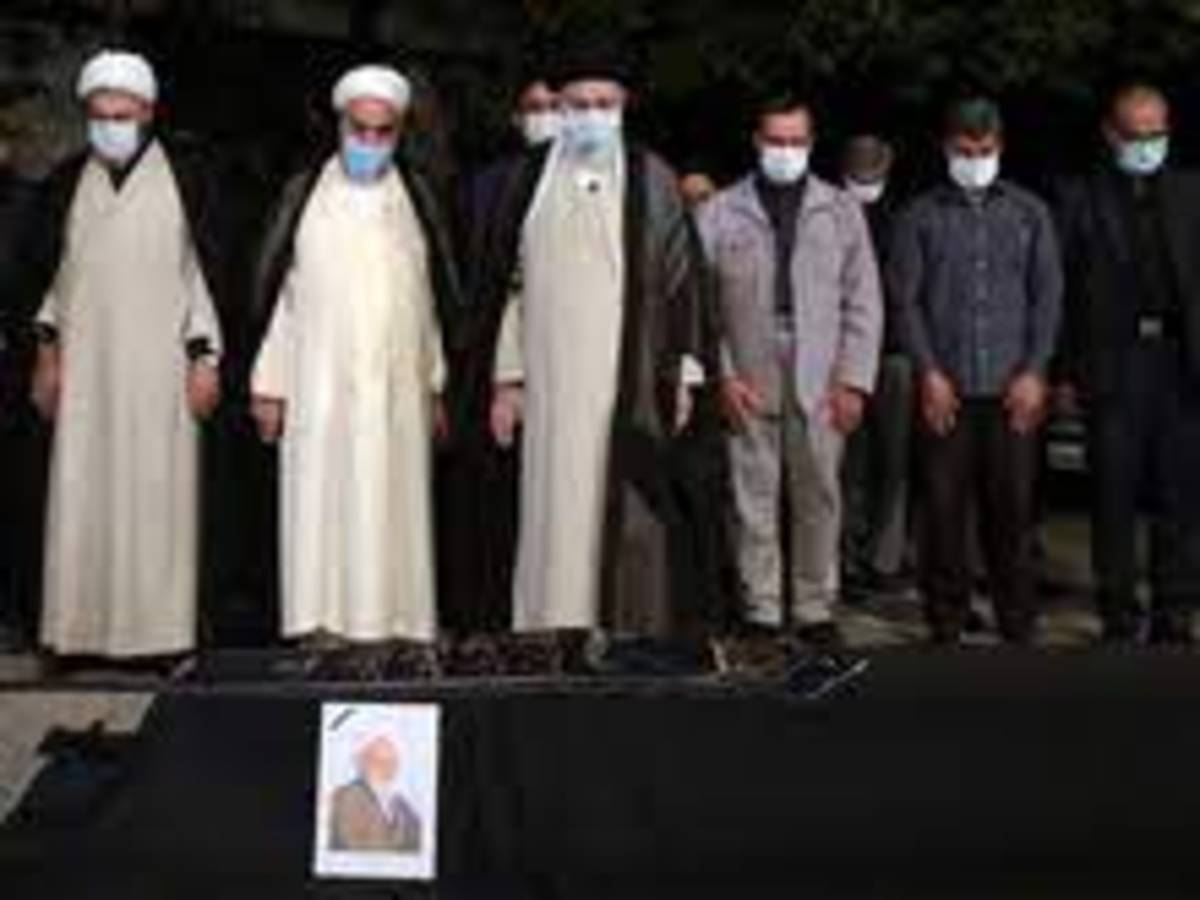 اقامه نماز رهبر انقلاب بر پیکر آیت‌الله حسن‌زاده آملی