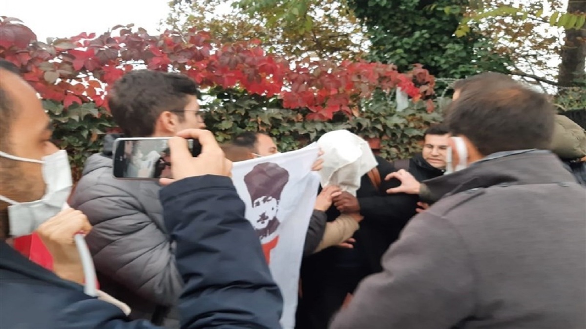 گونی کشیدن جوانان ترک بر سر نظامی آمریکایی!