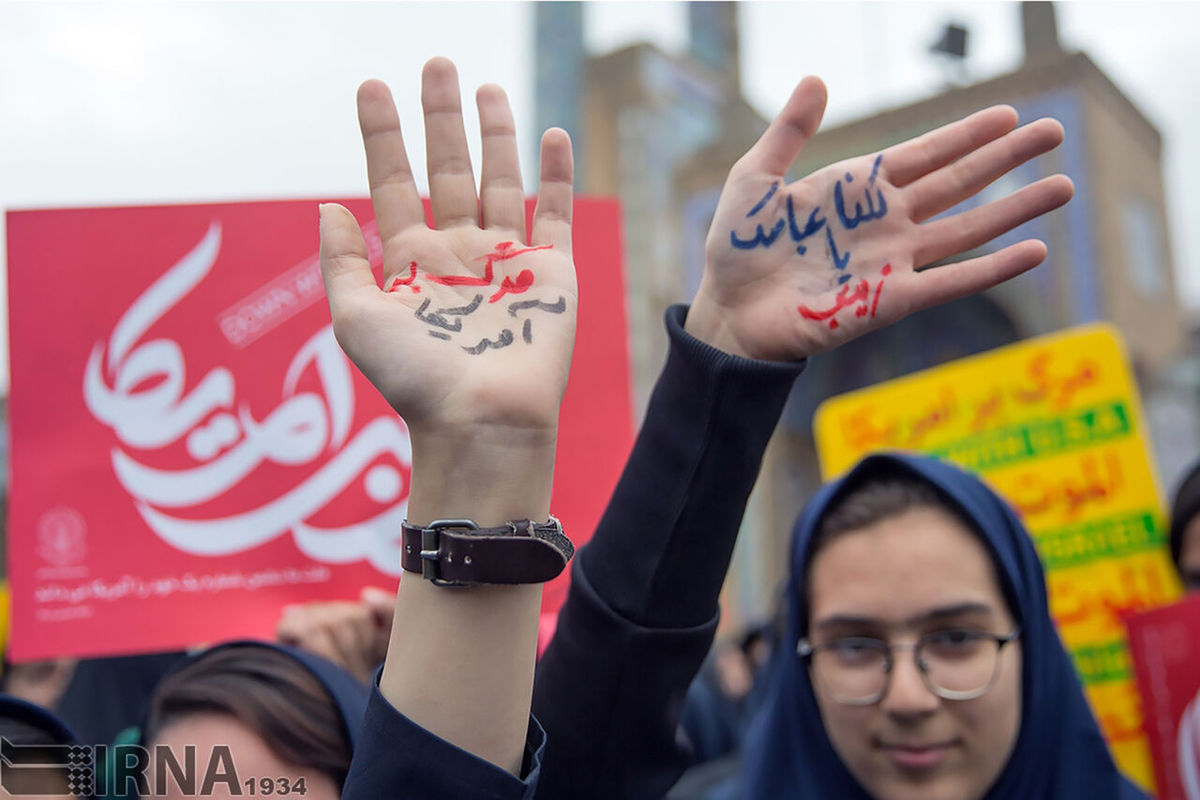 طنین فریاد‌های «مرگ برآمریکا» دانشجویان و دانش‌آموزان دریوم الله ۱۳ آبان