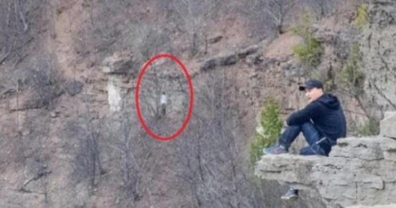 عکس عجیبی که گردشگر در بالای صخره ثبت کرد