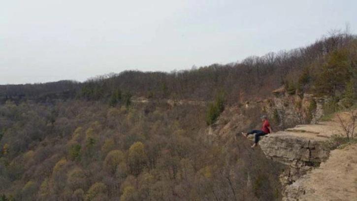 عکس عجیبی که گردشگر در بالای صخره ثبت کرد