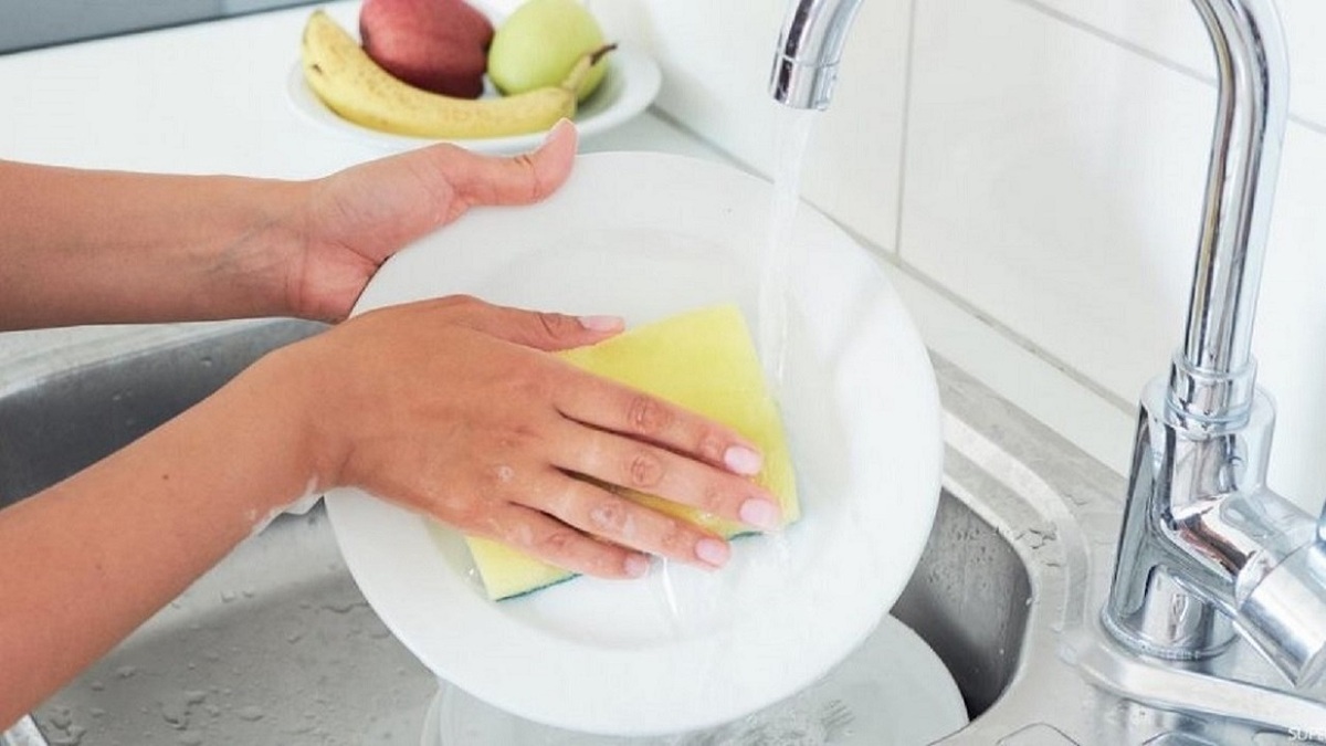 ۶ فایده باورنکردنی شستن ظروف با دست!