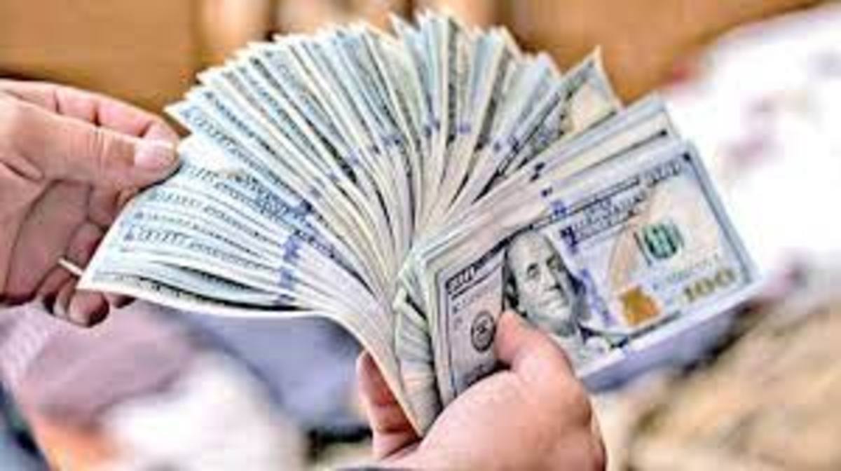 هدر رفت منابع ملی با عرضه ارز ۴۲۰۰ تومانی