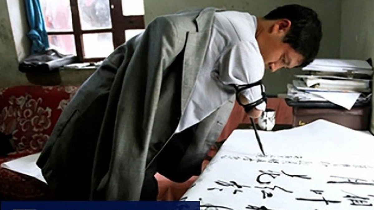 معلم بدون دستی که به دانش آموزان فقیر سواد می‌آموزد