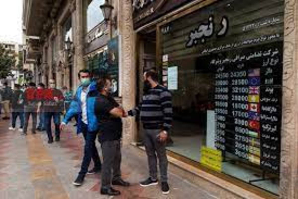 بازدید رئیس بانک مرکزی از بازار ارز/ صف مقابل صرافی‌ها جمع می‌شود