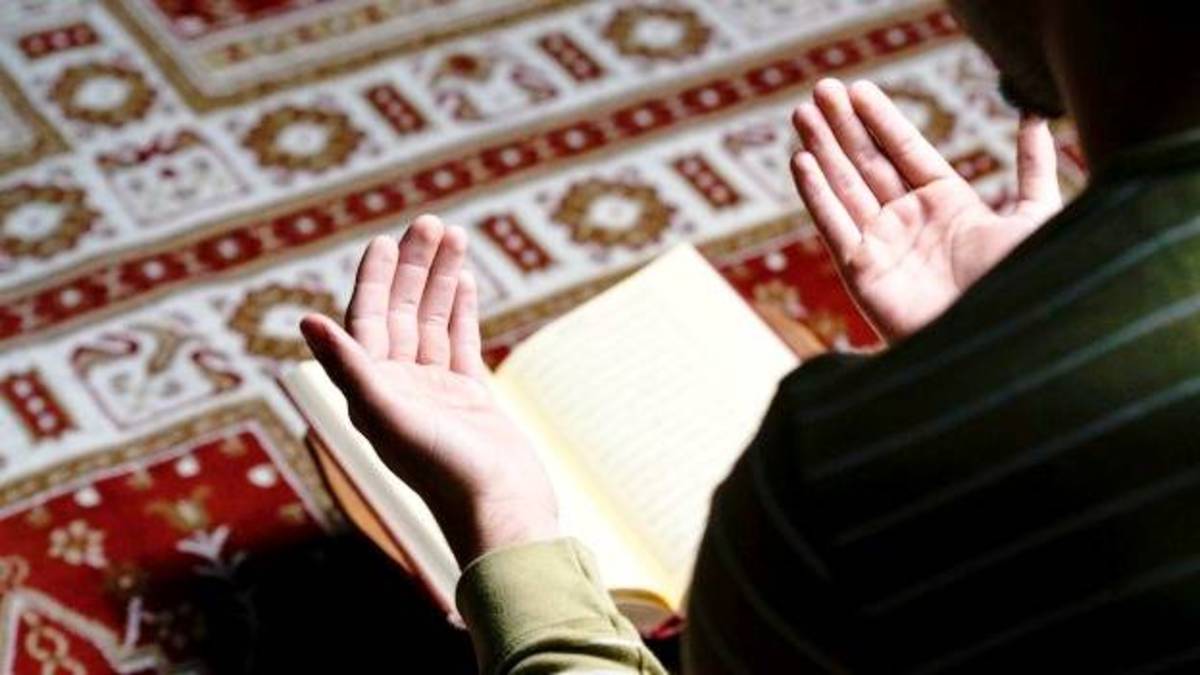 نیت نمازی که برای والدین می‌خوانیم چیست؟