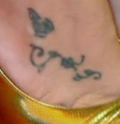 مرا برانگیخته میکنی کاری که دوست ندارم انجام بدم سلنا ! مرا برانگیخته میکنی کاری که دوست ندارم انجام بدم سلنا !