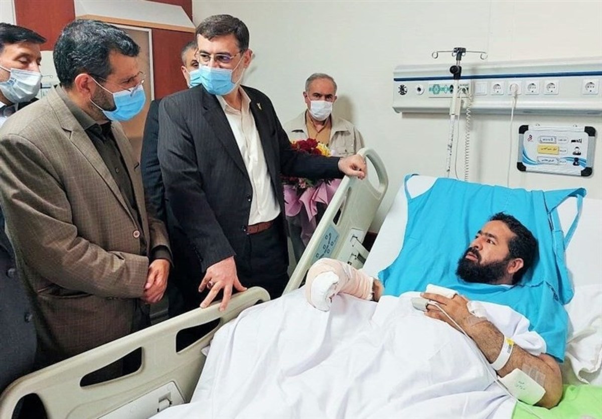 معاون رئیس جمهور از روحانی مجروح حمله تروریستی حرم رضوی عیادت کرد