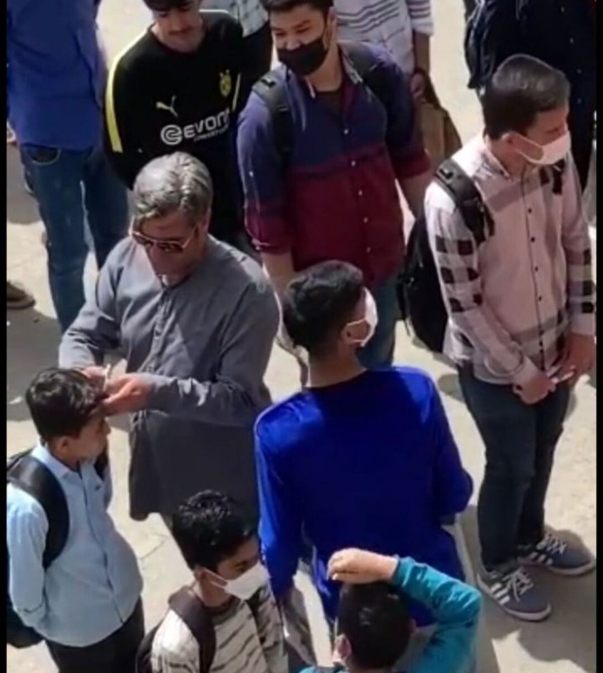 رفتار فرد خاطی با دانش آموزان رسیدگی می‌شود