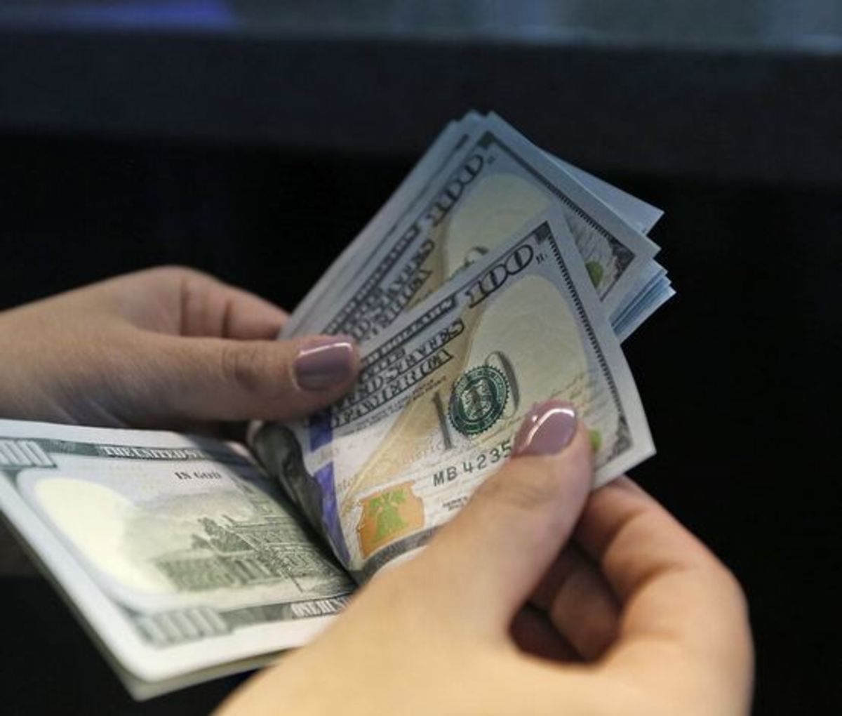 کاهش ۱۲۰ تومانی دلار در صرافی‌های بانکی