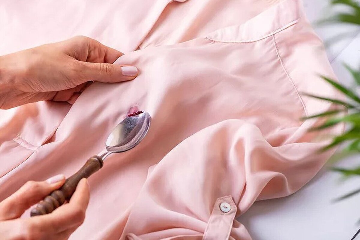 چگونه لکه رنگ لبو را از لباس و مبلمان خود پاک کنیم؟