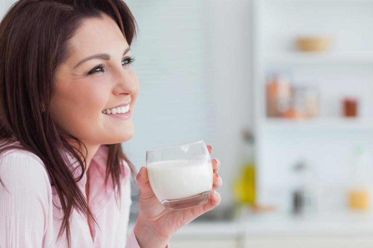 کی شیر بخوریم؟ مناسب‌ترین زمان برای نوشیدن شیر