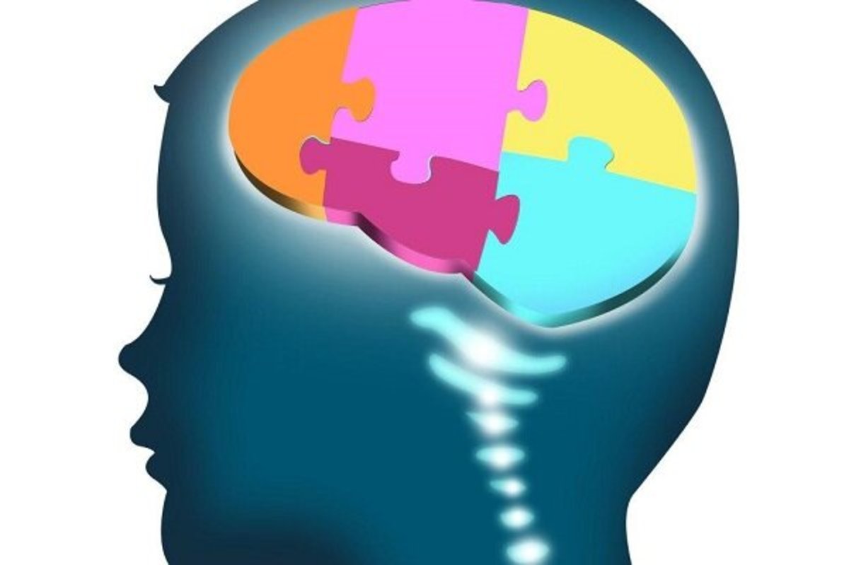 چه زمانی علائم اوتیسم قابل تشخیص است؟ علائم اولیه که بیماران اوتیسم با آن روبرو می‌شوند