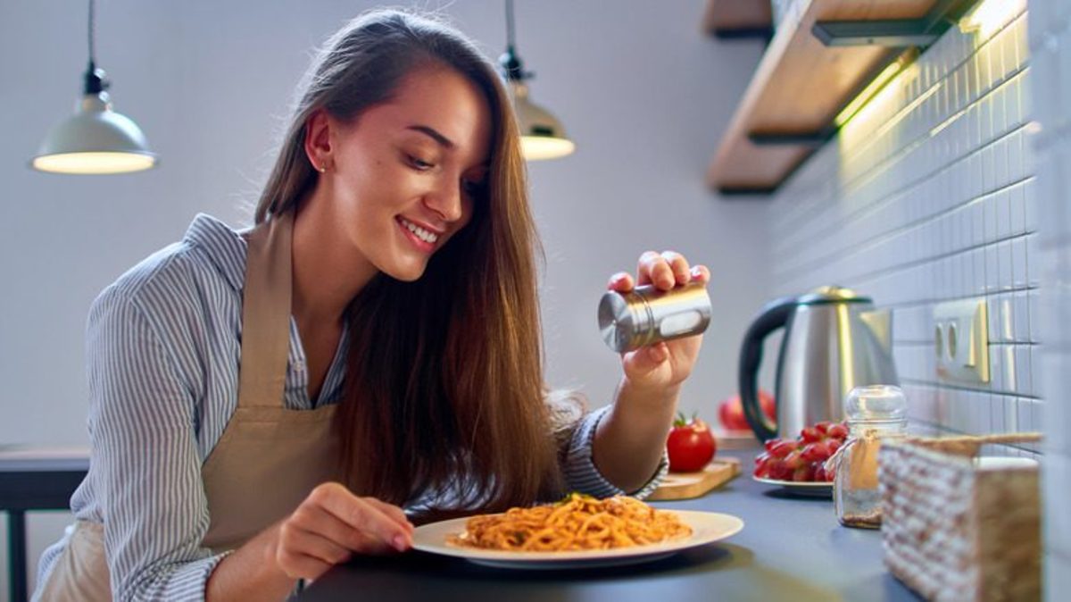 چه زمانی نمک بیشتر بخوریم؟ ۶ زمانی که باید حواستان باشد