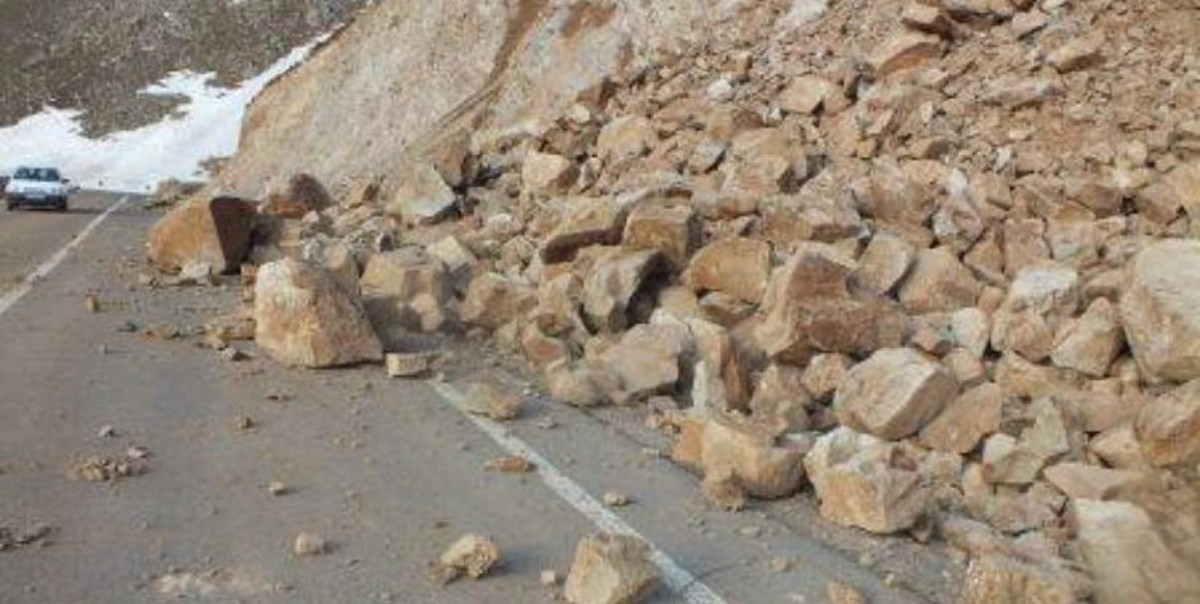 ریزش کوه و برخورد سنگ با اتوبوس مسافربری/سه مسافر جان باختند
