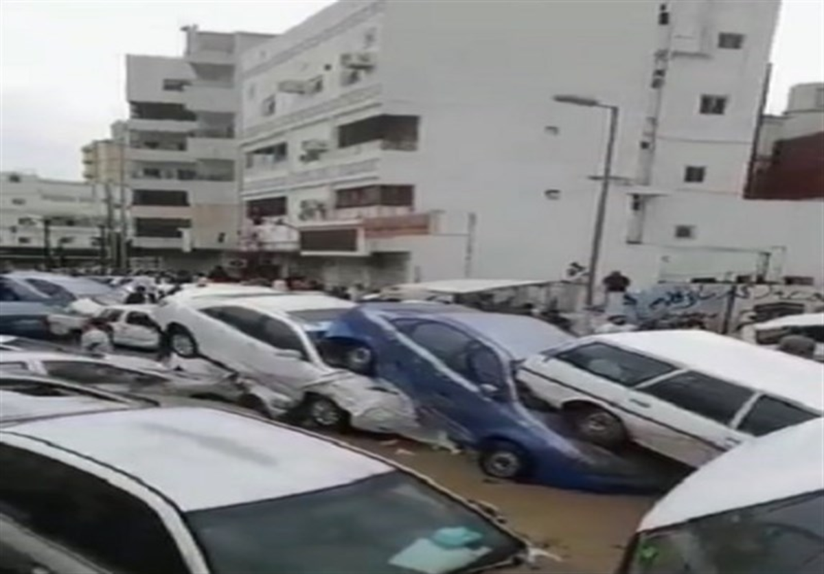 سیل شدید خودرو‌ها را در مکه با خود برد