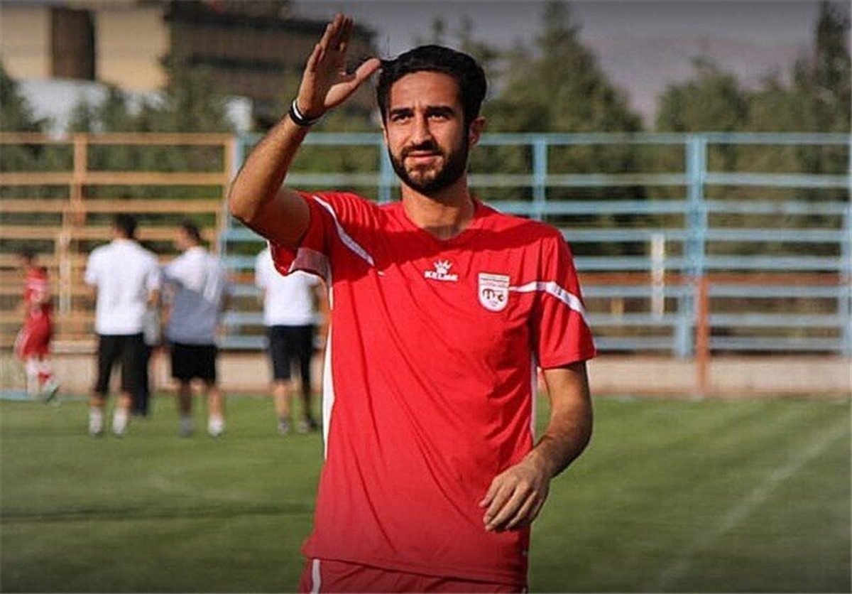 محمدی: اینجا زمین فوتبال است نه پادگان!