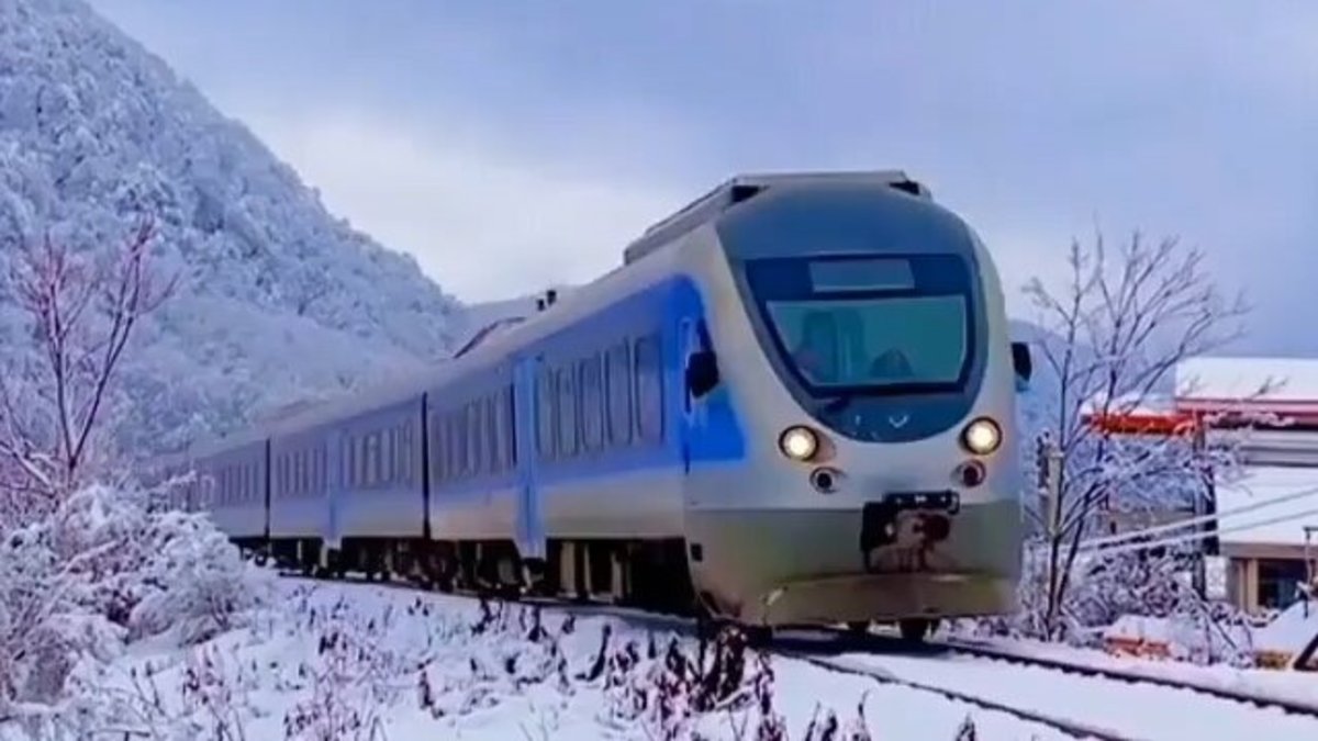 بازگشت مسافران قطار یخ‌زده تهران با اتوبوس به مشهد/ تردد قطار‌ها به حالت عادی بازگشت