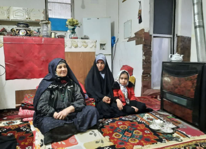 تکریم سخنگوی دولت از یک مادر سالخورده به نیابت از شهید مدافع امنیت+عکس