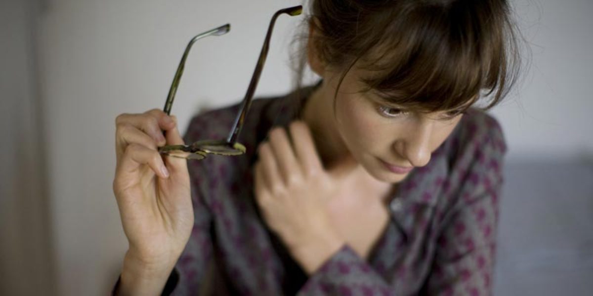 چه لباس‌هایی منجر به بروز آلرژی درماتیت تماسی می‌شوند؟