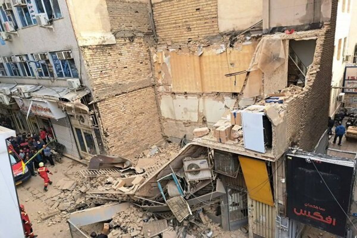 ساختمان خیابان ملت در حال مقاوم سازی فرو ریخت