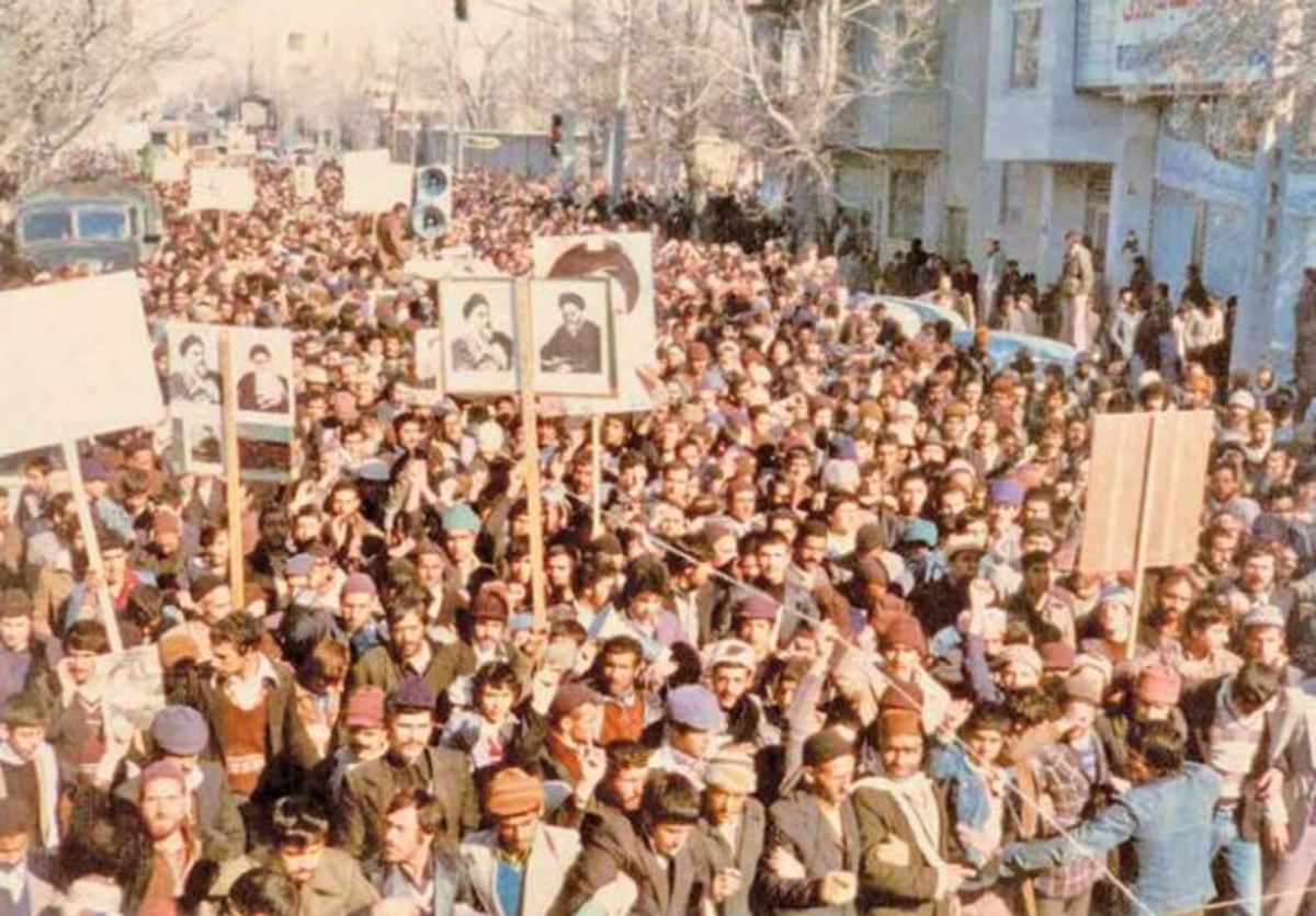 انقلاب را فوتبالیست‌ها و خوانندگان به پیش نمی‌برند؛ ستیز با قانون اساسی یعنی ویرانی