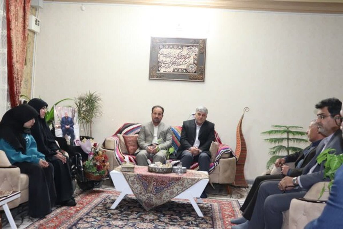 دیدار جمعی از مسئولان با خانواده جانباز شهید فروشی در ایلام